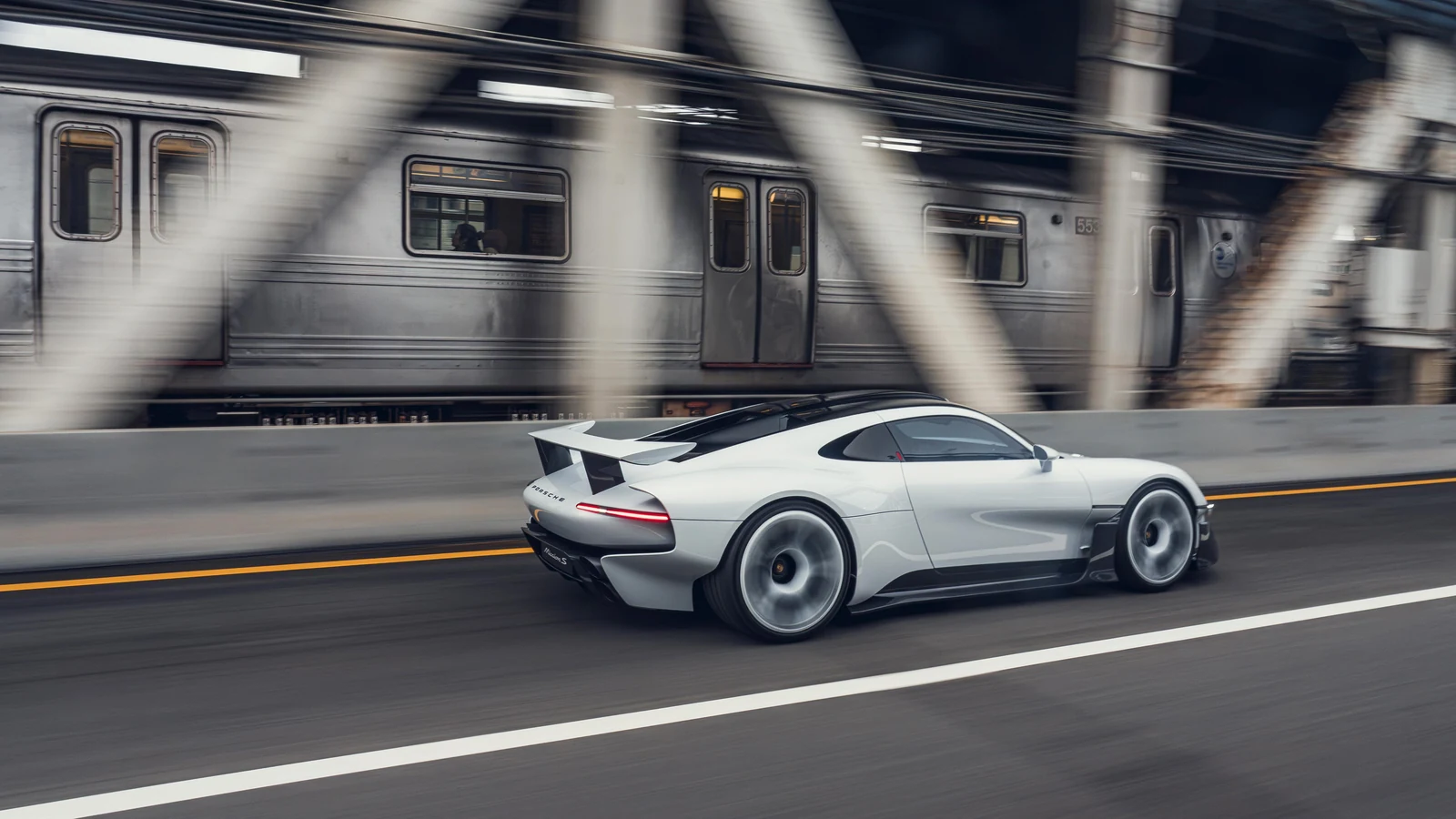 Porsche Mission S: 911 kohale pürgija põhjalik ülevaade 12 Porsche Mission S möödumas maapealsest New Yorgi metroorongist