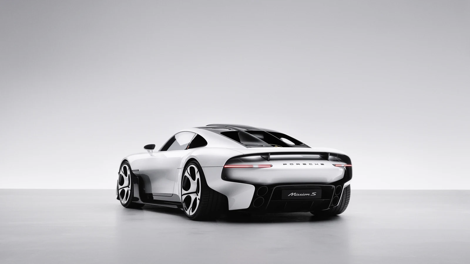 Porsche Mission S: 911 kohale pürgija põhjalik ülevaade 17 Porsche Mission S tagumine valgusriba ja lai aerodünaamiline difuusor