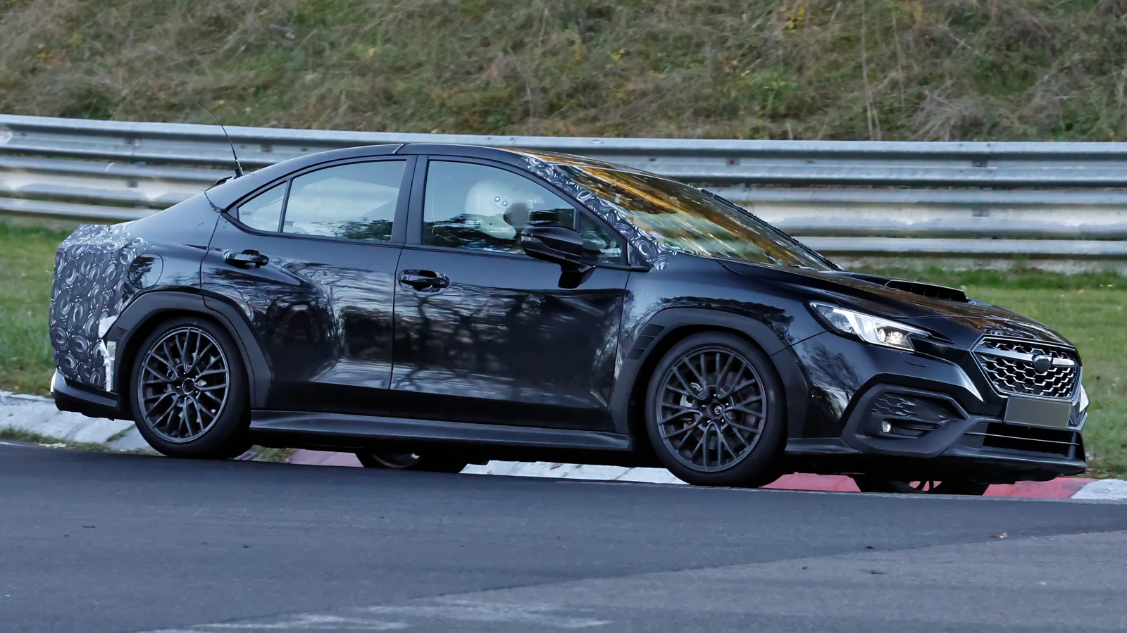 Subaru WRX katseauto külgprofiil näitab pikendatud tagumisi tiivapaneele