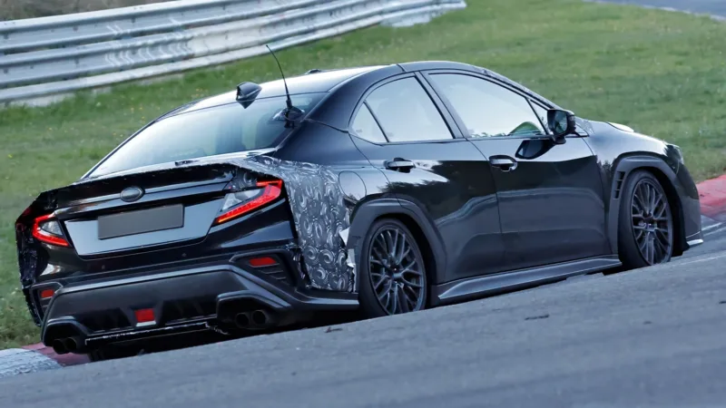 Subaru WRX prototüüp kummalise pikendatud tagaosaga Nürburgringi ringrajal