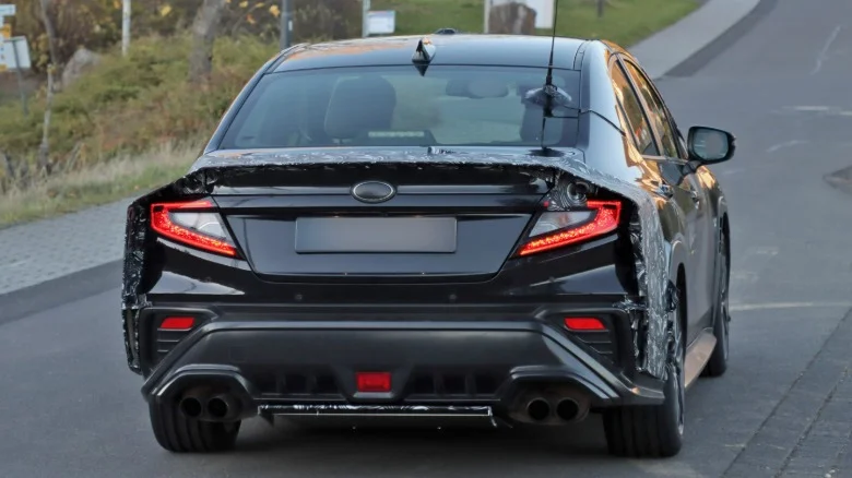 Must sedaan kurvi sisenemas Nordschleife asfaldil