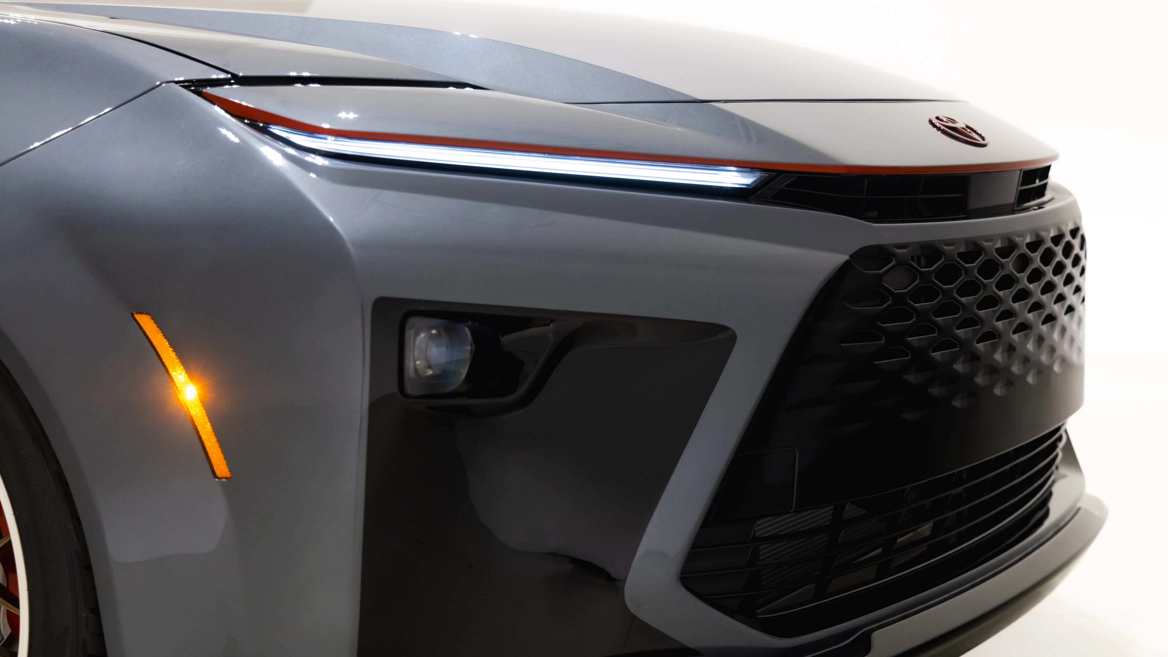 Toyota Crown Signia GT-S kitsad LED-päevatuled ja esiosa