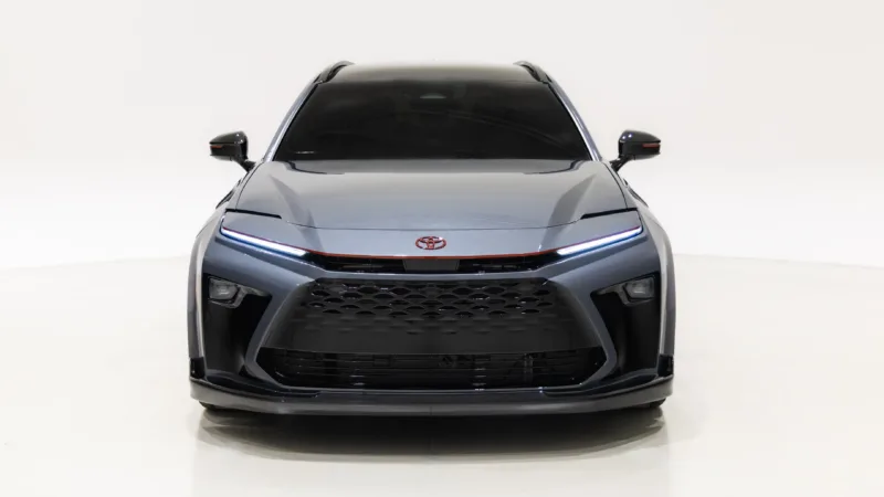 Toyota Crown Signia GT-S agressiivne esivõre ja punane iluliist