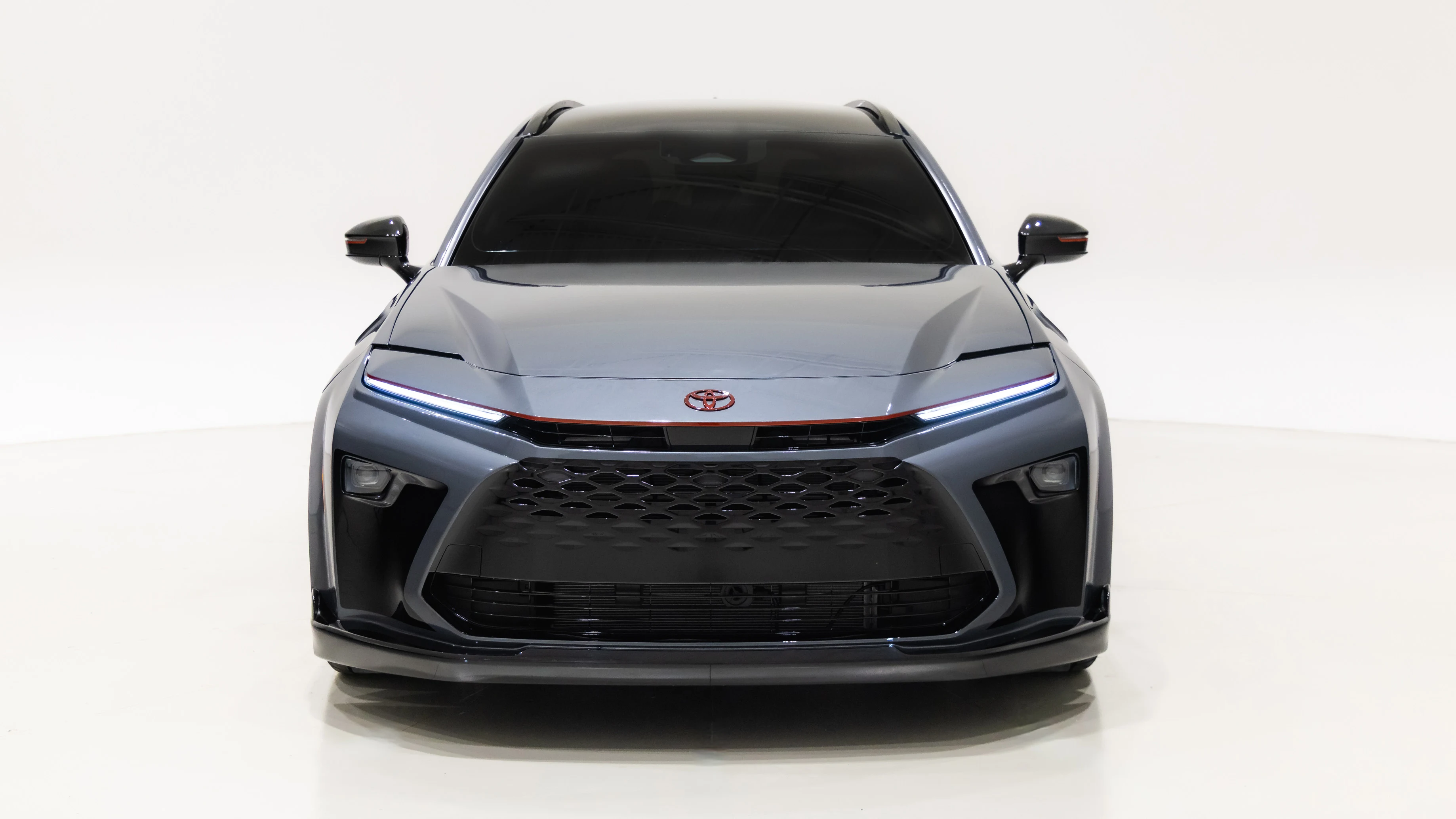 Toyota Crown Signia GT-S agressiivne esivõre ja punane iluliist
