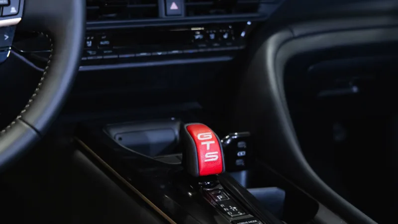Toyota Crown Signia GT-S punase nahaga käigukang
