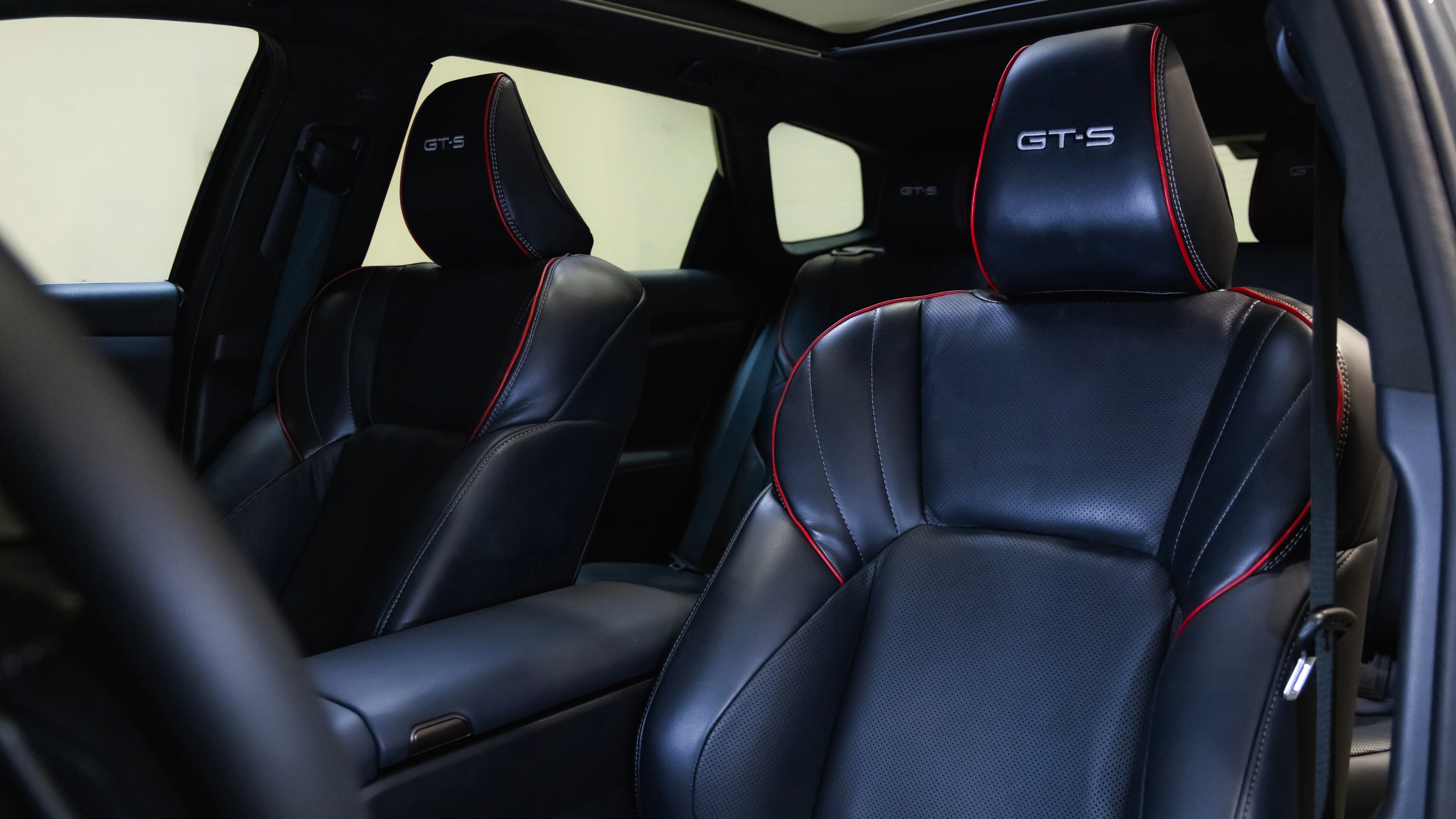 Toyota Crown Signia GT-S nahkkattega korvistmed punaste kantidega