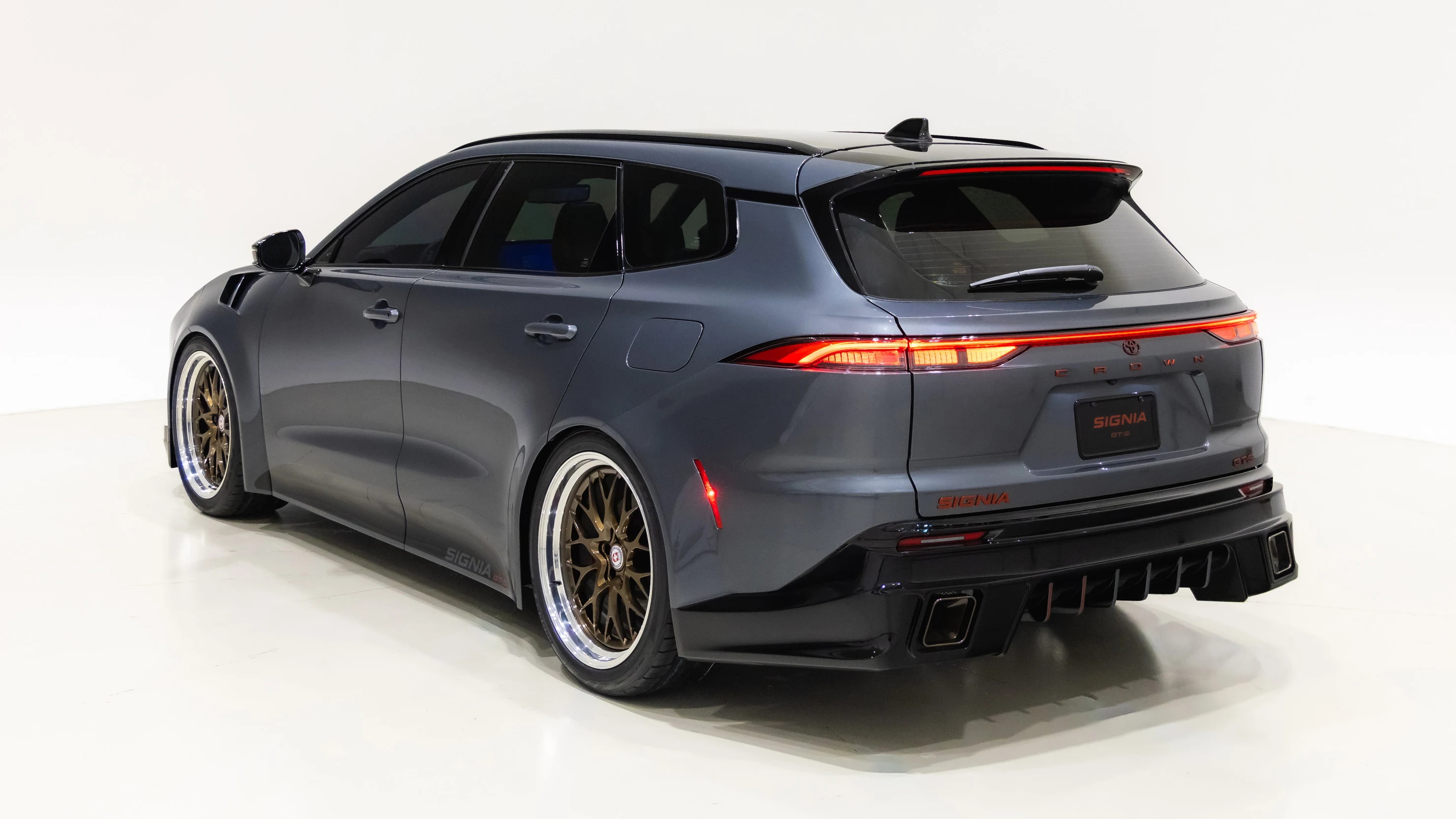 Toyota Crown Signia GT-S tagavaade massiivse difuusori ja laiendatud koobastega