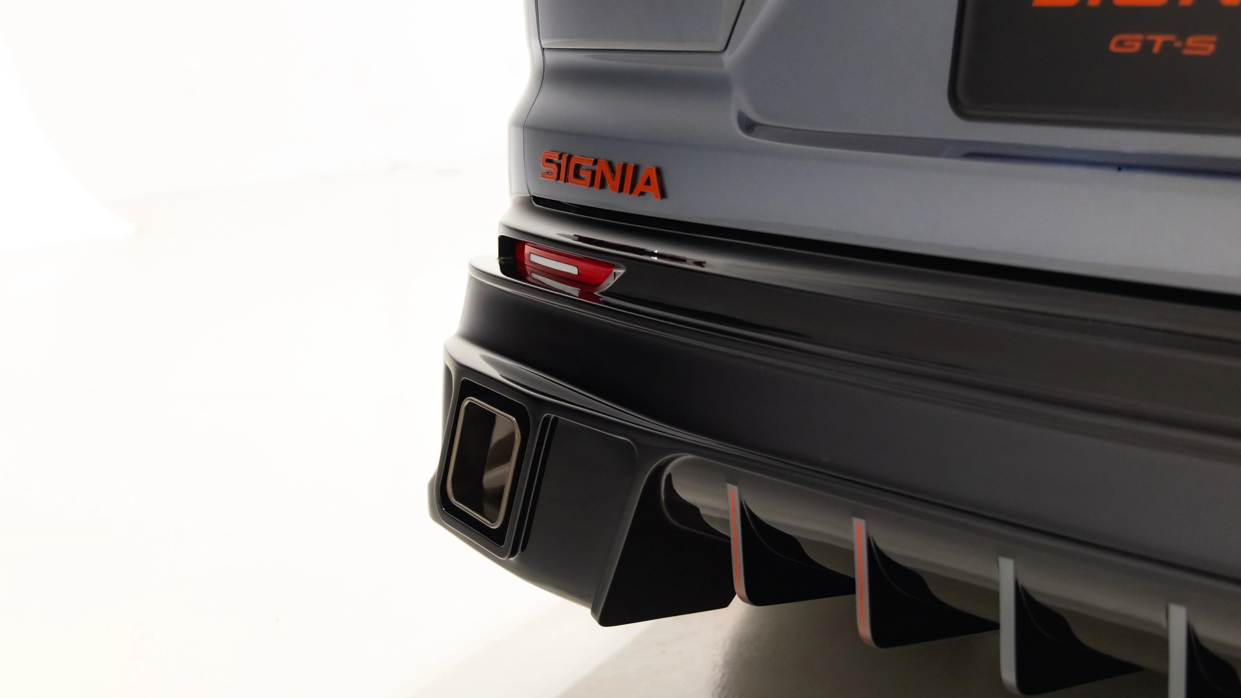 Toyota Crown Signia GT-S trapetsikujuline summutiots ja difuusor
