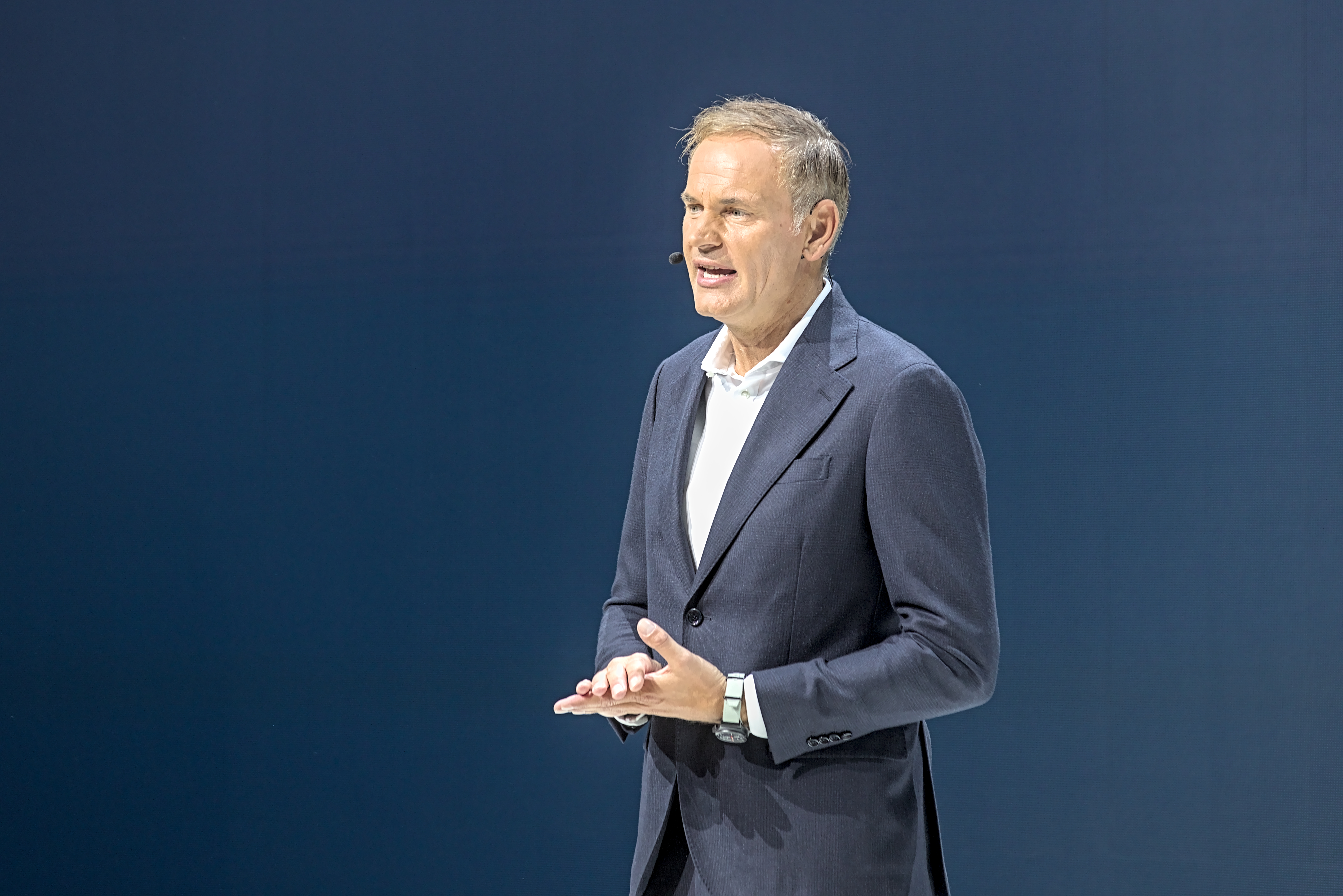 Volkswagen kasum kukkus 2026: 98% krahh ja tehaste sulgemine 3 Oliver Blume ja juhtkonna koosolek teemal Volkswagen kasum