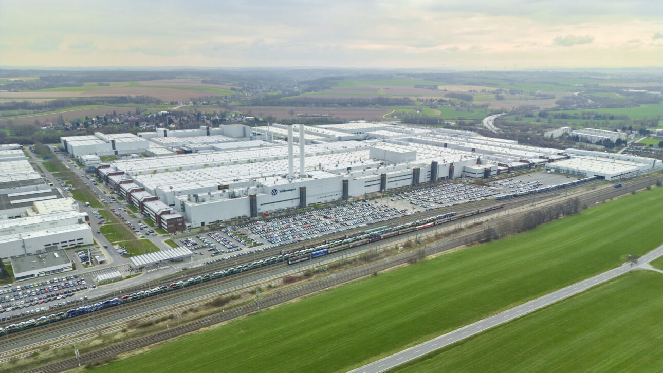 Volkswagen kasum kukkus 2026: 98% krahh ja tehaste sulgemine 4 Volkswagen kasum ja logistikaterminalis seisvad elektriautod